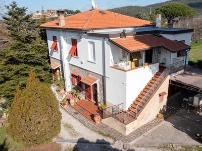 Villa con Uliveto in Vendita a San Vincenzo