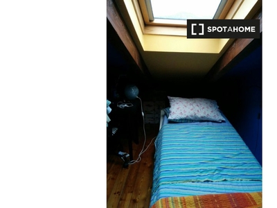 Posto letto in affitto in appartamento con 2 camere da letto a San Salvario, Torino