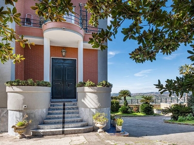 Prestigiosa villa di 350 mq in vendita, Napoli, Campania