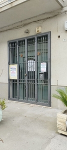 PREZZO AGEVOLATO! € 500,00 AL MESE! OTTIMO AFFARE!Gianpi Immobiliare propone in locazione un immobile commerciale categoria C/1 in posizione centrale, sul viale di ingresso della città, con ampia visibilità su strada molto trafficata, parcheggi liberi nelle immediate vicinanze.Il locale è completamente ristrutturato, dotato di ampia vetrina su strada, porta blindata, allarme, pavimenti in gres porcellanato con greca decorativa, luci diffuse per tutto il locale e con accensione indipendente, bagno, soppalco a vista.La superficie commerciale è complessivamente di mq. 50 di cui 10 di soppalco.Adatto a qualsiasi attività commerciale, bottega, artigianale, ecc.Richiesta serietà e puntualità nei pagamenti.