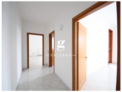 Quadrilocale in Affitto a Salerno, 1'200€, 181 m²