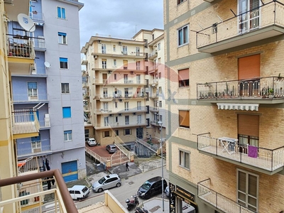 Quadrilocale in Affitto a Salerno, zona TORRIONE, 800€, 90 m²