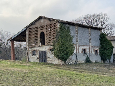 Rustico casale da ristrutturare in zona Veano a Vigolzone