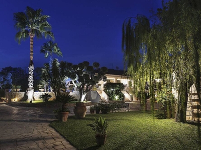 Splendida Villa Resort immersa tra gli uliveti, disposta in una stradina privata