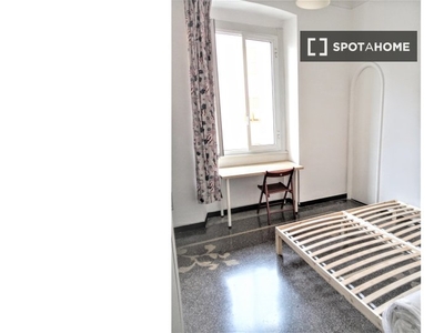 Stanza in affitto in appartamento con 4 camere da letto a Genova