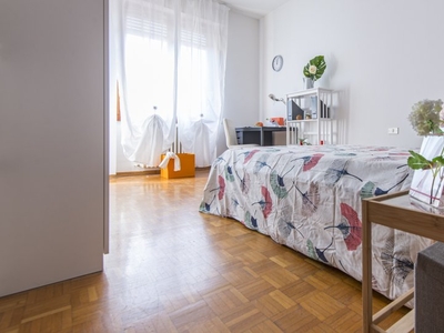 Stanza in affitto in appartamento con 5 camere da letto a Lorenteggio, Milano