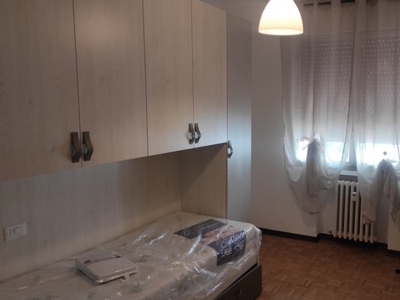 Stanza in affitto in appartamento con 5 camere da letto a Padova