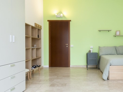 Stanza in affitto in appartamento con 6 camere da letto a Milano
