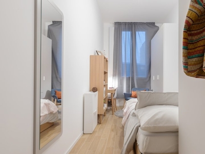 Stanza in affitto in appartamento con 8 camere da letto ad Aurora, Torino