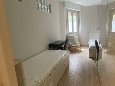 Stanza in affitto in un appartamento con 4 camere da letto a Milano