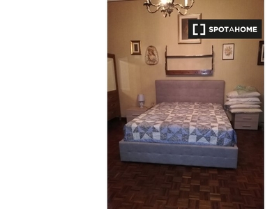 Stanze in affitto in appartamento con 4 camere da letto a Bologna