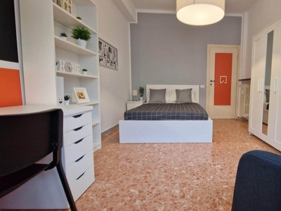 Stanze in affitto in appartamento con 4 camere da letto a Roma