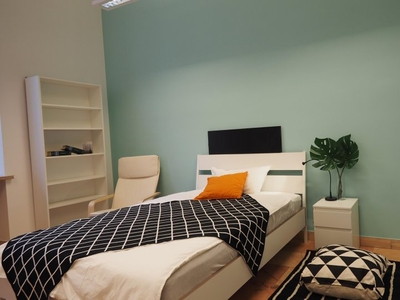 Stanze in affitto in appartamento con 6 camere da letto a Torino