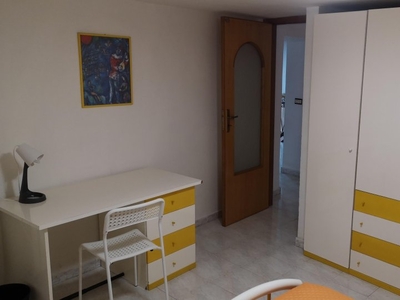 Stanze in affitto in un appartamento con 4 camere da letto a Napoli