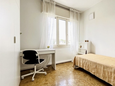 Stanze in affitto in un appartamento con 5 camere da letto a Padova