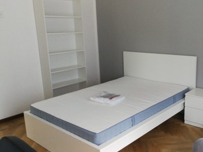Stanze in affitto in un appartamento con 5 camere da letto a Torino