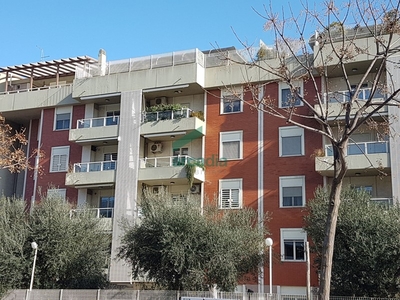 Trilocale in Vendita a Bari, zona Poggiofranco, 265'000€, 84 m², con Box