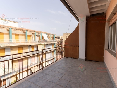 Trilocale in Vendita a Siracusa, zona Tisia Tica Zecchino, 74'000€, 139 m²