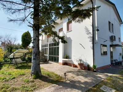 Villa bifamiliare 179 m², Centro, Crevalcore