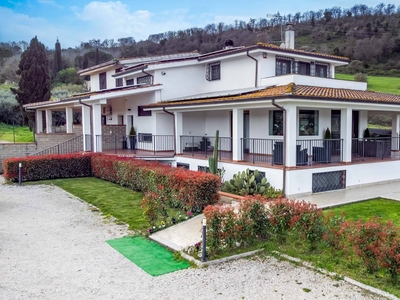 Villa bifamiliare in vendita a Campagnano di Roma - Zona: Loc. Selva Grossa