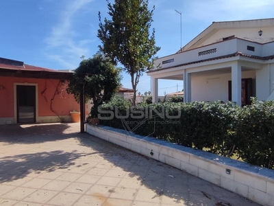 Villa in Vendita a Siracusa, zona Terrauzza, 250'000€, 160 m²