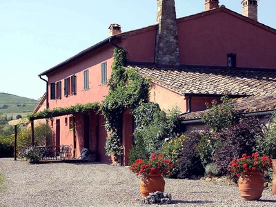 Villa Val d'Orcia con 4 Appartamenti, Piscina e 2 Ettari