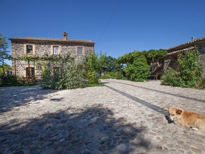 Appartamento con giardino e piscina con parcheggio e riscaldamento