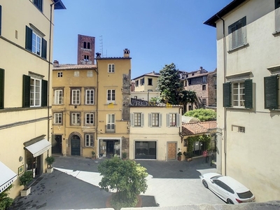Appartamento in Vendita a Lucca, 750'000€, 290 m²