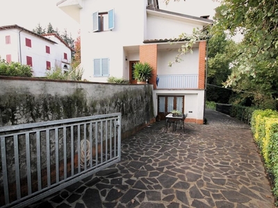 Appartamento in Vendita a Lucca, zona Arliano, 240'000€, 140 m²