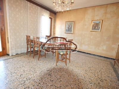 Appartamento in Vendita a Lucca, zona San Marco, 130'000€, 140 m², con Box