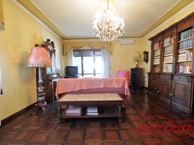 Appartamento in Vendita a Lucca, zona San Marco, 367'000€, 250 m², con Box