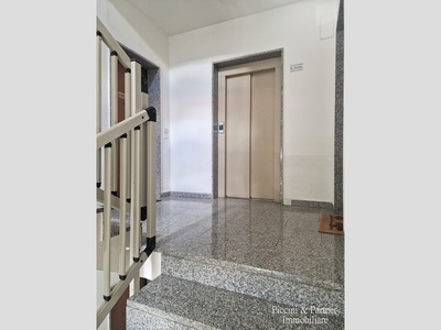 Appartamento in Vendita a Perugia, zona Olmo, 145'000€, 122 m², con Box