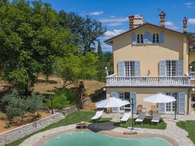 Casa a Serravalle Pistoiese con giardino e piscina