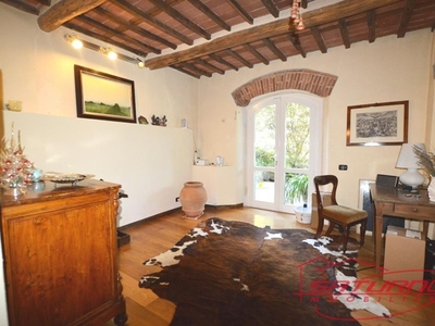 Casa di corte in Vendita a Lucca, zona Palmata, 360'000€, 220 m²