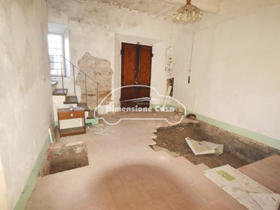 Casa Indipendente in Vendita a Lucca, zona Mugnano, 115'000€, 180 m²