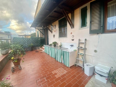 Casa Indipendente in Vendita a Lucca, zona Nozzano, 160'000€, 90 m²