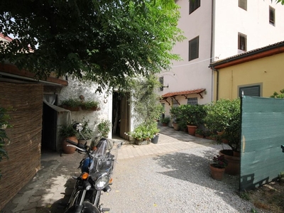 Casa Indipendente in Vendita a Lucca, zona Ponte a Moriano, 198'000€, 220 m²