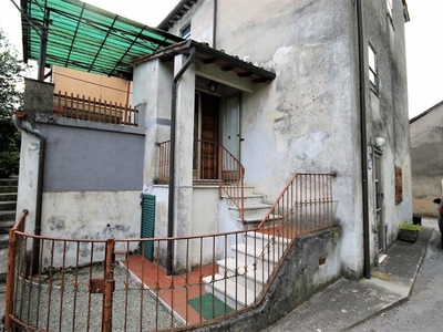 Casa Indipendente in Vendita a Lucca, zona San Lorenzo a Vaccoli, 137'000€, 120 m², con Box