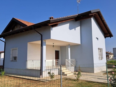 Casa indipendente in vendita a Tronzano Vercellese