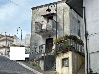 Casa indipendente su quattro livelli, via San Calorio, San Gregorio Magno