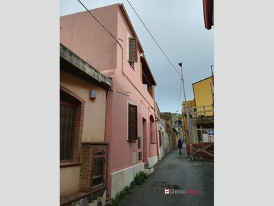 Casale in Vendita a Messina, 37'000€, 146 m²