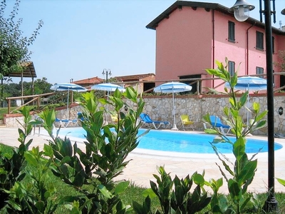 Confortevole casa a Collesalvetti con piscina e barbecue
