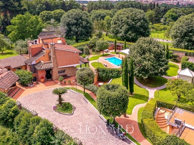 Elegante villa con piscina in vendita in location esclusiva nel centro di Roma
