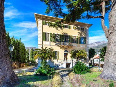 Elegante villa del XIX secolo con ampio giardino privato in vendita a Toirano, incantevole borgo in provincia di Savona