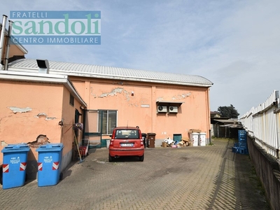 Immobile commerciale in Vendita a Vercelli, zona Semicentro, 195 m²