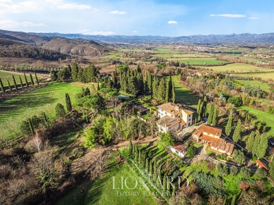 Incantevole Residenza di Lusso Toscana con Vista Panoramica sul Mugello in Vendita