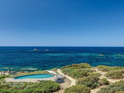 Pedra | Esclusiva villa fronte mare con piscina