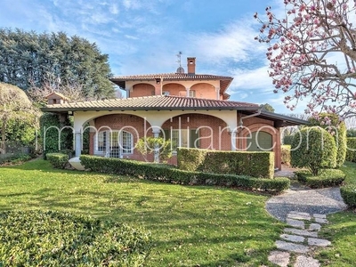 Prestigiosa casa di 600 mq in vendita via Nazario Sauro, Casnate Con Bernate, Como, Lombardia