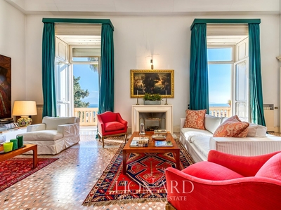 Prestigiosa residenza in vendita in un palazzo signorile stile Liberty del '900 con vista sconfinata sul mare e sull'Isola di Capri