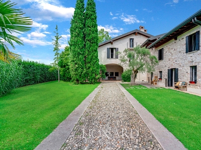 Prestigiosa villa con piscina a pochi passi dal Lago di Garda